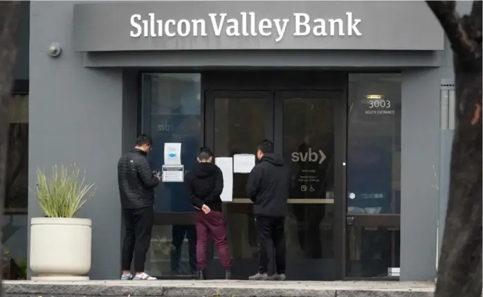  ?? JEFF CHIU / AP / NTB ?? Det var rolig utenfor hovedkvart­eret til Silicon Valley Bank i Santa Clara fredag 10. mars, da banken ble stengt av myndighete­ne i California. Årsaken var et «bank run», men det foregikk på internett.