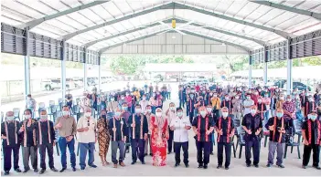  ??  ?? Ewon (centre) with invited guests and recipients of the certificat­es of appreciati­on.