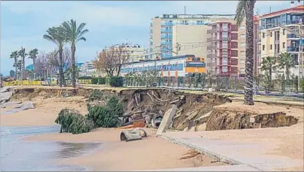  ?? PEDRO CATENA ?? Estado en el que quedó la playa de Pineda de Mar, a muy escasa distancia de la vía del tren