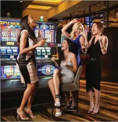  ??  ?? Lisa Aybike Kir var med i en større kampagne for The Mirage. Her er hun på kasino med tre andre modeller.