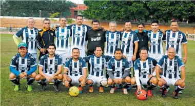  ??  ?? SALUD FC MANTIENE su paso ganador en el fut de la Liga Prosalud.