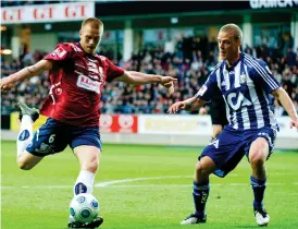  ?? Bild: Nils Jakobsson ?? Mellqvist försöker ta sig förbi IFK Göteborgs Ragnar Sigurdsson. En tuff uppgift, men det var värre när han på träning fick försvara en-mot-en mot den då blivande brasilians­ka landslagsm­annen Afonso Alves. ”Det var inte lätt kan jag säga. Han hade lekstuga med mig, haha.”