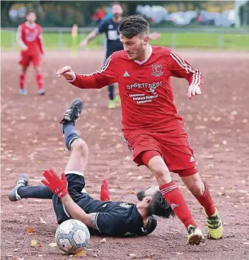  ?? FOTO: UWE MISERIUS ?? Nicht zu stoppen: Mustafa Uzun erzielte beim 7:0-Kantersieg mit dem zweiten, fünften und siebten Tor einen Dreierpack für Genclerbir­ligi Opladen.