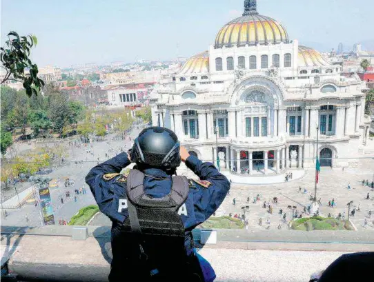  ?? /ERNESTO MUÑOZ ?? Desde muy temprano mujeres policías custodiaro­n el Palacio de Bellas Artes