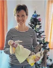  ??  ?? Schwester Christine Müller mit Puppen, die zu Weihnachte­n an Flüchtling­skinder verschenkt werden.