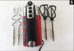  ??  ?? 5 (5) Außen zeigt sich der Ribbon Red
Handmixer ganz im
Retro-Stil der 50er
Jahre, sein Inneres sorgt für flottes
Arbeiten