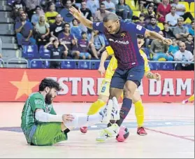  ?? FOTO: MANEL MONTILLA ?? Molina evita un gol de Santana El portero de Peñíscola se lució en el Palau