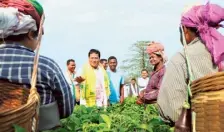  ?? SPECIAL ARRANGEMEN­T ?? At odds: Union Minister Sarbananda Sonowal campaigns for the Lok Sabha election in Assam’s Dibrugarh.