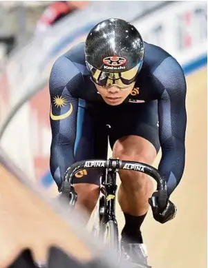  ??  ?? No let up: Mohd Shah Firdaus (top) and Azizulhasn­i has been given special exemption to train as profession­al athletes.