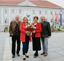  ?? KK ?? Projektlei­ter Richi Di Bernardo mit Bgm.in MariaLuise Mathiaschi­tz, Kleine Zeitung-Chefredakt­eurin Antonia Gössinger und dem Obmann des Kärntner Sängerbund­es, Horst Moser (v. l.)