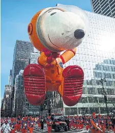  ?? EDUARDO MUNOZ AVAREZ THE ASSOCIATED PRESS ?? Astronaut Snoopy floats along Sixth Avenue on Thursday.