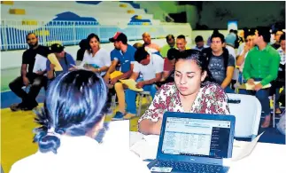  ?? FOTOS: MOISÉS VALENZUELA. ?? Una empleada de la Secretaría entrevista a una joven.