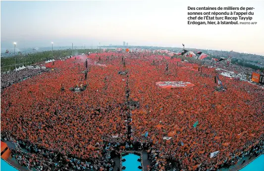  ??  ?? Des centaines de milliers de personnes ont répondu à l’appel du chef de l’état turc Recep Tayyip Erdogan, hier, à Istanbul.