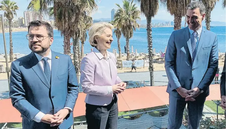  ?? ?? El president Pere Aragonès, Ursula von der Leyen, el president Sánchez i el president del Cercle d’Economia, Javier Faus, ahir a la Reunió del Cercle