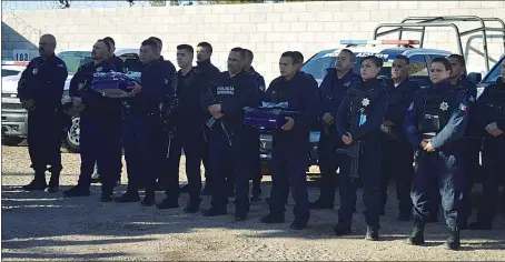  ??  ?? 61 policías y 20 tránsitos recibieron su uniforme completo