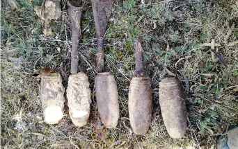  ??  ?? Quelques uns des obus retrouvés dans l’ancien champ de tir de Tracadie. - Gracieuset­é