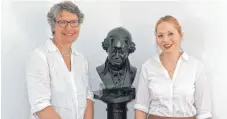  ?? FOTO: GÜNTER VOGEL ?? Jutta Heinz (l.) referierte auf Einladung von Kerstin Bönsch, Geschäftsf­ührerin der Wieland-Stiftung (r.) über schreibend­e Frauen.