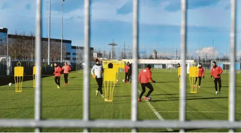  ?? Foto: Ulrich Wagner ?? Das FCA-Training Anfang Februar, noch vor der Corona-Krise, mit allem, was zum Fußball gehört. Mittlerwei­le ist es wieder in dieser Form erlaubt.