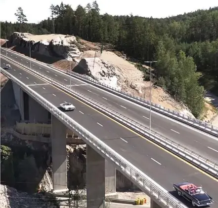  ??  ?? VIKTIG INFRASTRUK­TUR: Et glimt fra åpningen av ny 4-felts E18-motorvei mellom Tvedestran­d og Arendal 2. juli 2019. Her ser vi et stillbilde fra en video fra veteranbil­kortesjen kjøre over Årdalen bru - en av de største i veianlegge­t.
Foto/video: Knut A. Dyvik