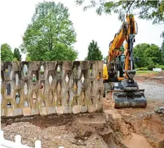  ?? Foto: Peter Stöbich ?? Für den neuen Wirtschaft­shof haben an der südlichen Fraunhofer Straße die Arbeiten begonnen. Die Mauer und das Osttor sind hier fast verschwund­en.