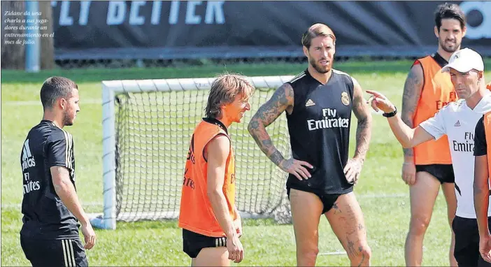  ??  ?? Zidane da una charla a sus jugadores durante un entrenamie­nto en el mes de julio.