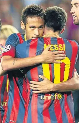  ?? ÀLEX GARCIA ?? Neymar felicita a Messi por uno de sus tres goles al Ajax
