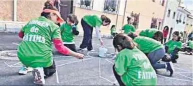  ?? DIARIO DE ALMERÍA ?? No existen horquillas de edad para agasajar a la Virgen.