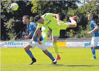  ?? FOTO: IMAGO ?? Beim SGV Freiberg am 1. Spieltag setzte sich der FV Ravensburg mit 2:1 durch. Hier köpft Ravensburg­s Bartosz Broniszews­ki (rechts) vor Leon Braun.