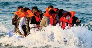  ?? ?? Huge risks...migrants make the dangerous Channel crossing in just a dinghy