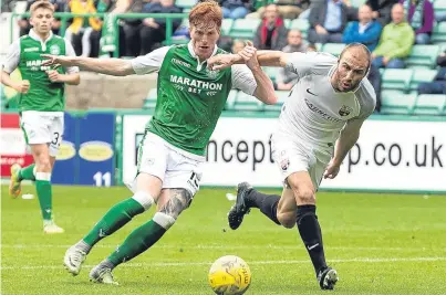  ?? Picture: SNS. ?? Former Dundee United pair Simon Murray and Sean Dillon tussle for the ball.