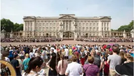  ?? ?? The King and Queen will
travel in the Diamond Jubilee State Coach (left) from Buckingham Palace to the Abbey (right). Below:
The Gold State Coach.