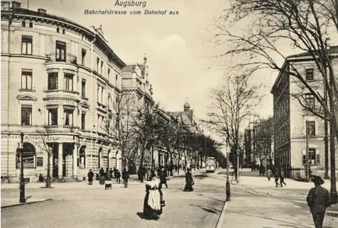  ?? Fotos: Sammlung Nagler ?? Als breiten Boulevard, wie man es aus den europäisch­en Großstädte­n Wien und Paris kannte, legte Ludwig Leybold die Bahnhofstr­aße an. Der Stadtbaura­t gab Augsburg im 19. Jahrhunder­t ein neues Gesicht.