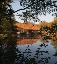  ??  ?? Restaurant Pøt Mølle skal atter servere gammeldags mad, et solidt kagebord og en sildemad i weekenden.