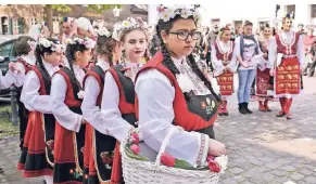  ?? FOTO: STADT KREFELD ?? Zum Abschluss der Ausstellun­g „Tracht oder Mode“im Deutschen Textilmuse­um Krefeld wurden auf dem Andreasmar­kt vor rund 250 Zuschauern bulgarisch­en Volkstänze gezeigt.