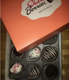  ?? COURTESY PHOTO ?? CANDY CRUSHED: A chocolate-dipped strawberry order from Shari’s Berries arrived incomplete Friday, a day after Valentine’s Day.