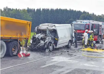  ?? FOTO: THOMAS HECKMANN ?? Keine Chance hatten die beiden Beifahrer in dem Kleintrans­porter, der am Mittwoch auf der Bundesstra­ße 30 bei Erbach mit hoher Geschwindi­gkeit auf einen Kieslaster prallte. Die zwei 53 und 25 Jahre alten Männer waren sofort tot.