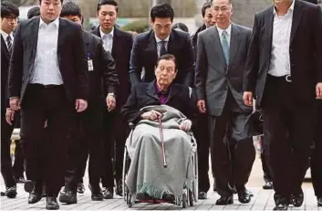  ?? BLOOMBERG PIC ?? Shin Kyuk-ho, founder and honorary chairman of Lotte Group (in a wheelchair) arriving at the Seoul Central District Court in Seoul, yesterday. He is facing corruption charges along with three of his children.