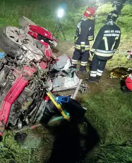  ??  ?? Distrutta La Mazda dei cinque ragazzi colombiani ridotta ad un ammasso di lamiere dopo il terribile incidente avvenuto la scorsa notte a Giustino