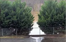  ?? / Doug Walker ?? The Coosa River was up almost to the crossbar on the rec football goalposts behind the levee Thursday afternoon.