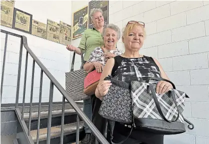  ?? MATTHEW P. BARKER ST. CATHARINES STANDARD PHOTO ?? From front to back, Westview Centre 4 Women executive director Jane Lavacca, Trillium United Church outreach committee member Carol Reynolds and Trillium worship leader Cheryl Dillon hold purses which will be filled with personal hygiene items for women experienci­ng homelessne­ss and poverty.