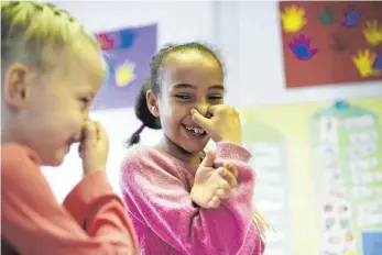  ?? FOTO: JEHLE + WILL ?? Kinder lernen im Hör-Sprachzent­rum, einer Sprachheil­schule in Friedrichs­hafen.