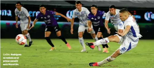  ??  ?? CAÍDA. Rodríguez se resbala en el primer penalti ante Mazatlán.