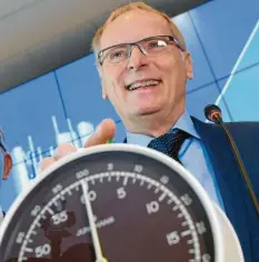  ?? Foto: Arne Dedert, dpa ?? Jochen Homann, Präsident der Bundesnetz­agentur, hat am Dienstag die Auktion der 5G-Frequenzen eröffnet.