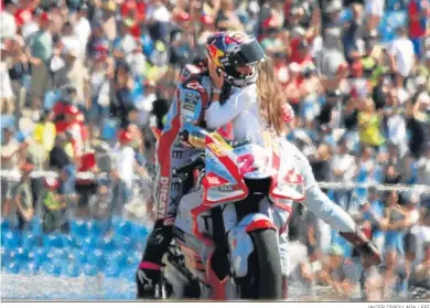  ?? JAVIER CEBOLLADA / EFE ?? El piloto italiano Enea Bastianini celebra su triunfo en el Gran Premio de Aragón en Motorland.