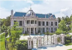  ?? PHOTO: ZILLOW ?? The 24,000-square-foot mansion seen in Schitt’s Creek is for sale in Toronto. It has 12 bedrooms, 16 bathrooms, a
cushy media room and indoor and outdoor pools.