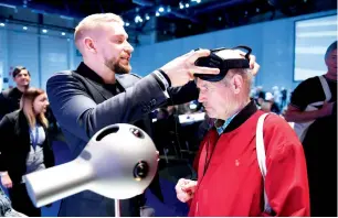  ?? — AP ?? A Nokia employee demonstrat­es how to use the Ozo virtual reality camera before the general meeting of the Finnish telecommun­ication network company in Helsinki on Tuesday .