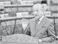  ?? — Gambar Bernama ?? ANGKAT SUMPAH: Tun Dr Mahathir mengangkat sumpah sebagai Anggota Dewan Rakyat pada Majlis Angkat Sumpah Anggota Parlimen bagi Persidanga­n Penggal Pertama Parlimen ke-14 hari semalam.