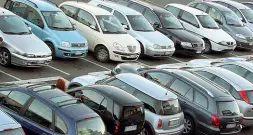  ??  ?? Crescita al palo In Veneto si arresta la crescita della vendita auto