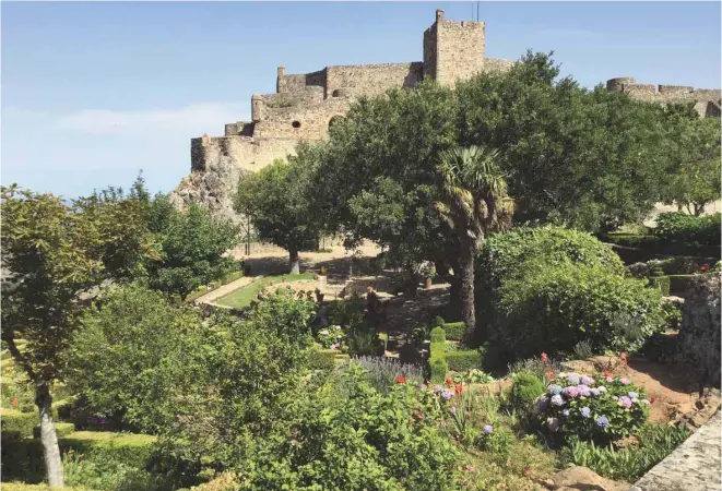  ?? PHOTOS YVES DESAUTELS ?? Le village de Marvao et son château sont visibles de loin. La cité médiévale a été construite à même un piton rocheux qui s’élève à 800 mètres d’altitude. Ci-dessous: l’entrée du village de Castelo de Vide.