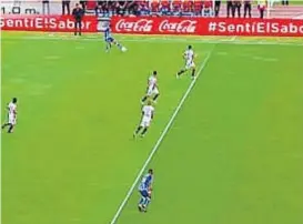  ??  ?? Adelantado. Esta jugada derivó en el gol de Godoy Cruz ante River.